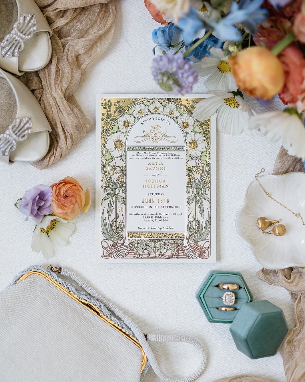 A touch of sparkle is the perfect finishing touch for a day already filled with love and magic ✨
&bull;
&bull;
&bull;
📸📽 @foxandivory 
🏡 @riverside_receptions
💒 Saint Athanasios
📋 @olivefineweddings, @noelle__bushman
💐 @willrettflowercompany
💌