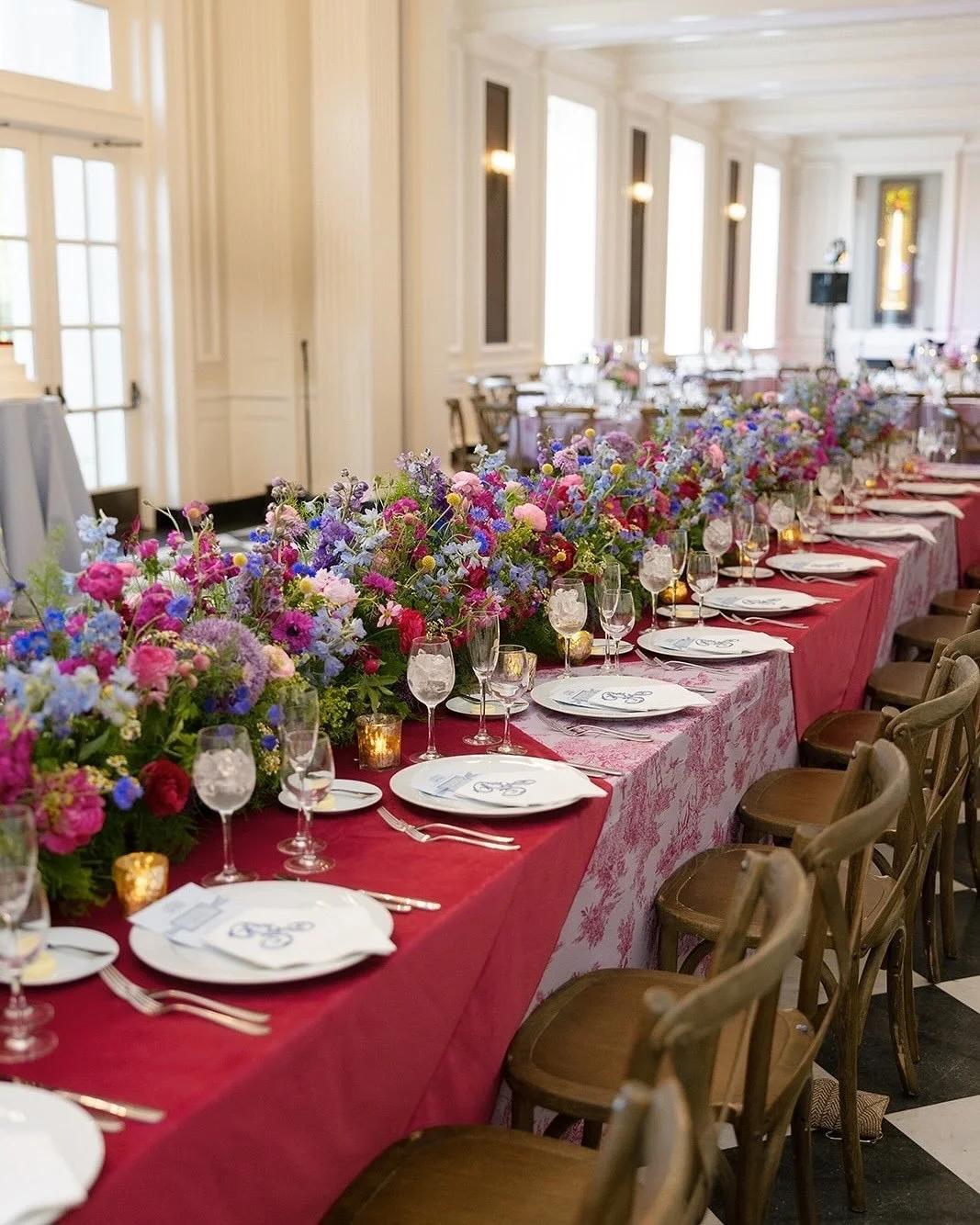 4 months have passed since Cat + Tim&rsquo;s colorful July wedding and I am stilllllll not over this head table!!! The Mother of the Groom is a designer and designed the entire event, complete with custom linens (the toile!!!!), custom stationery, an