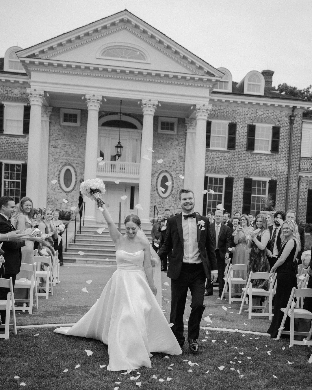That &quot;just married&quot; feeling 🤍✨
.
.
.
📸 @lizschneiderphoto
🎥 @lillianwalkerfilms
🏡 🍽️ @cantignypark | @cantignygolf
🍰 @le_chocolat_du_bouchard
📋 @olivefineweddings, Kirsten Westerlund
💐 @f4dweddings
🎶 @clikent
💄 @totalbettiebeauty
