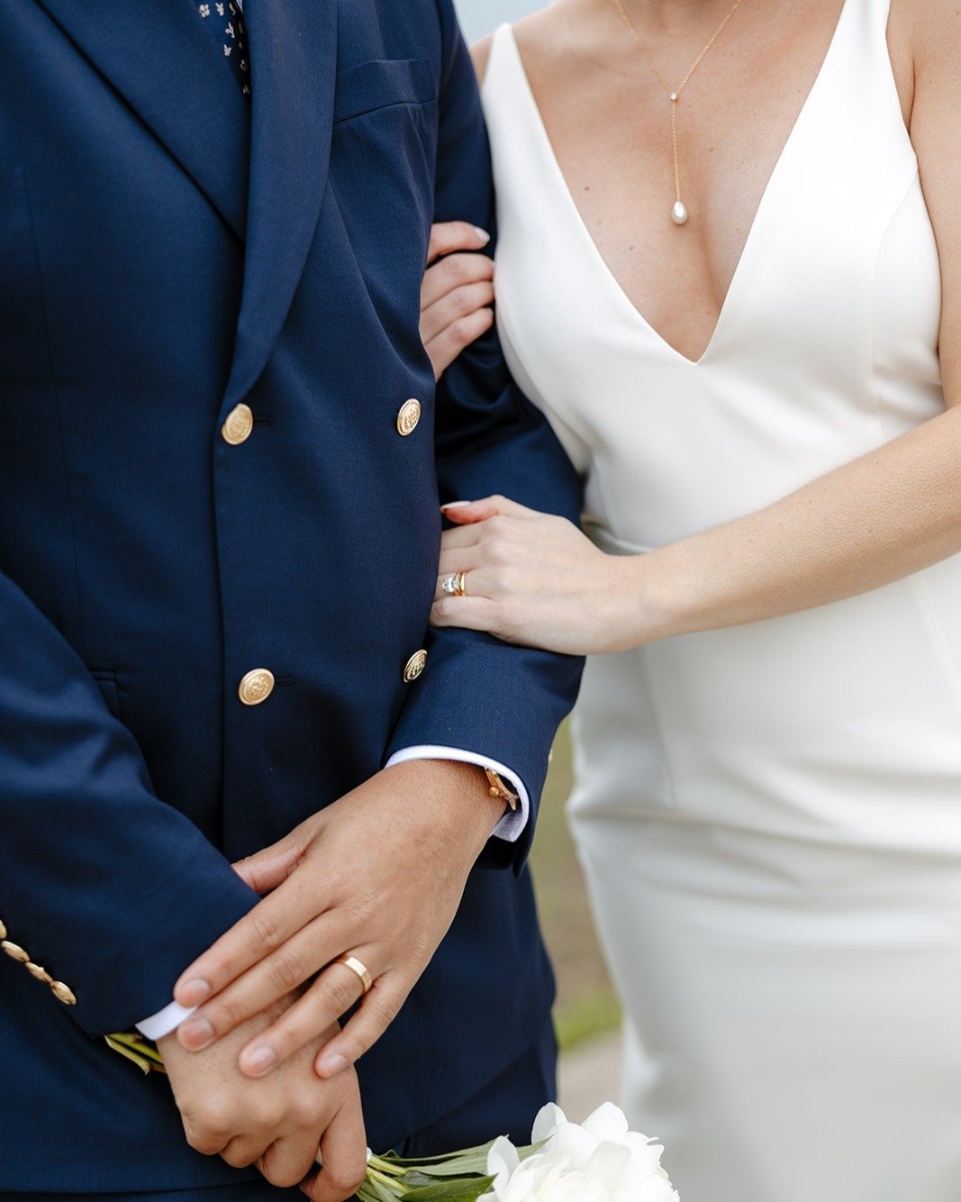 E+A and the little moments in between on their wedding day 🤍✨

&bull;
&bull;
&bull;
🏡🍽 @maxwellstrading
📋@olivefineweddings, @noelle_bushman
📸@graphsbygretch
💐@theroofcrop
💇🏻@hairbyxnicolette_
💄@ninaespositomakeup
🚌@ridestg
👰🏼@mariegabrie