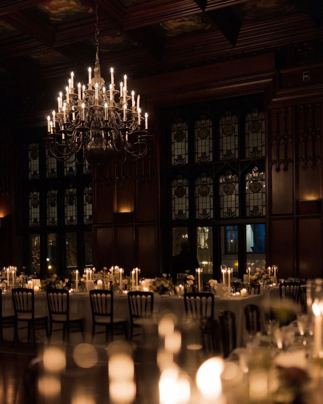 have a very cozy christmas to all who celebrate 🎄🎄
&bull;
&bull;
&bull;
👰🤵 @shirinicole + @georgevojta
📸 @daniellesimone.co
🏡🍽 🍰@universityclubofchicago
📋 @olivefineweddings, Olivia Nicoletti
💐 @bird_and_bumble
 🎶 @elegantmusicgroup
💌 @it