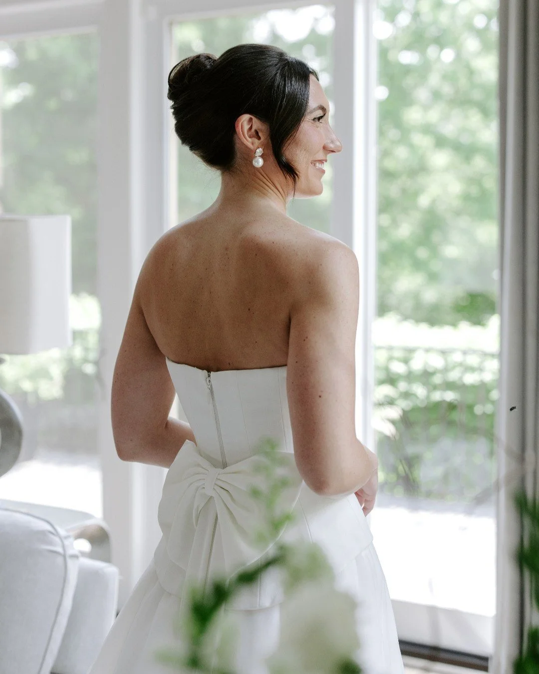 Some commotion for the dress please!!!! 👏👏👏

Kelly's dress was three pieces so she was able to change it throughout the evening in such cool ways.  From a sleeveless gown --> adding a lace overlayer for the ceremony --> dressing the sleevele