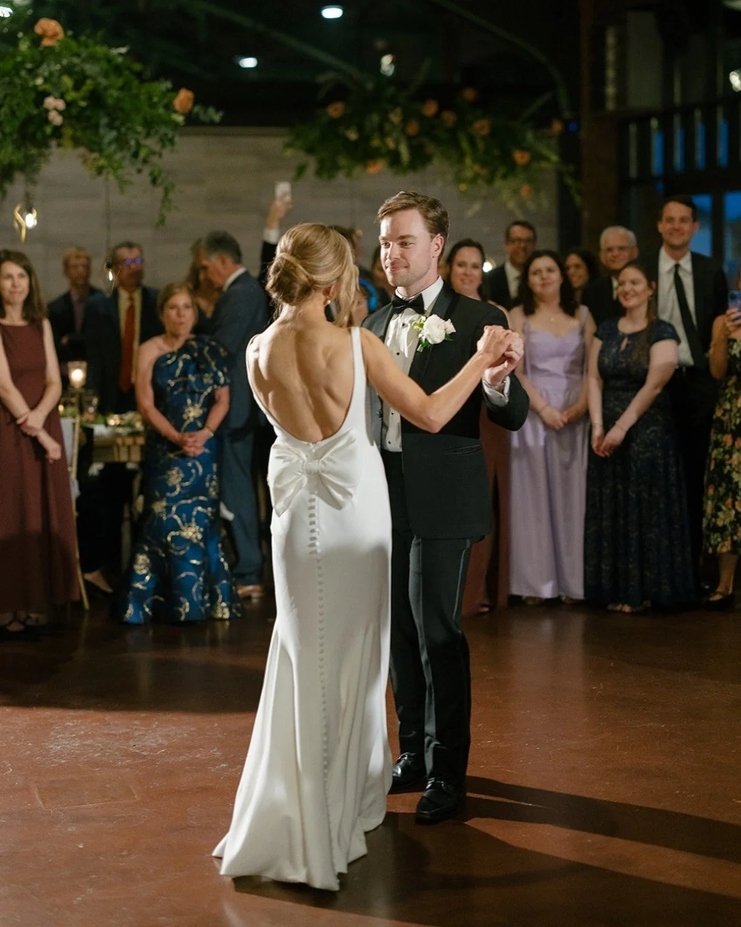 Find yourself a partner who looks at you the way Scott looked at Louise during their first dance 😍

&bull;
&bull;
&bull;
👰&zwj;♀️🤵🏻&zwj;♂️ @loufryee + @durn_up
📸 @sallyodonnellphotography
📹 @lvi_films
🏡 @totlspecialevents
📋 @olivefineweddings