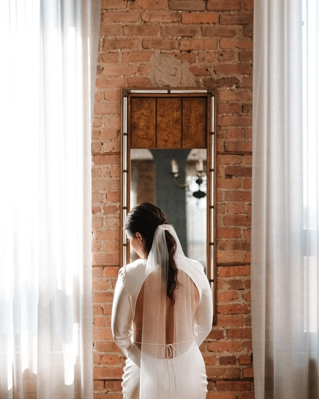 The front of Taylor's dress? Stunning. 

The back of Taylor's dress? STUNNINGGGG!

&bull;
&bull;
&bull;
👰🤵🏻&zwj;♂️ @taykmar @guccibandemma
📸 @melissaferraraphoto
🏡 @bridgeportartcenter
📋 @olivefineweddings, Kirsten &amp; Olivia
🍽 @fftchicago
R
