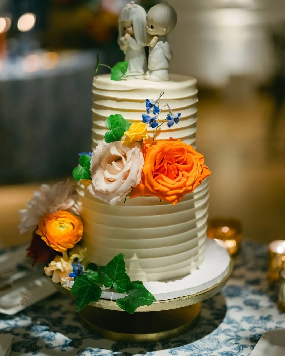 A+M's cutie cake moment that featured the Precious Moment's cake topper from Annie's parents wedding, how sweet 🥹

&bull;
&bull;
&bull;
👰🏼&zwj;♀️ @annie.black12
🤵🏻 @matt_see
📸 @timtabstudios 
📽 @wholeheartvideo
🏡 @ivyroomchicago
📋 @olivefine