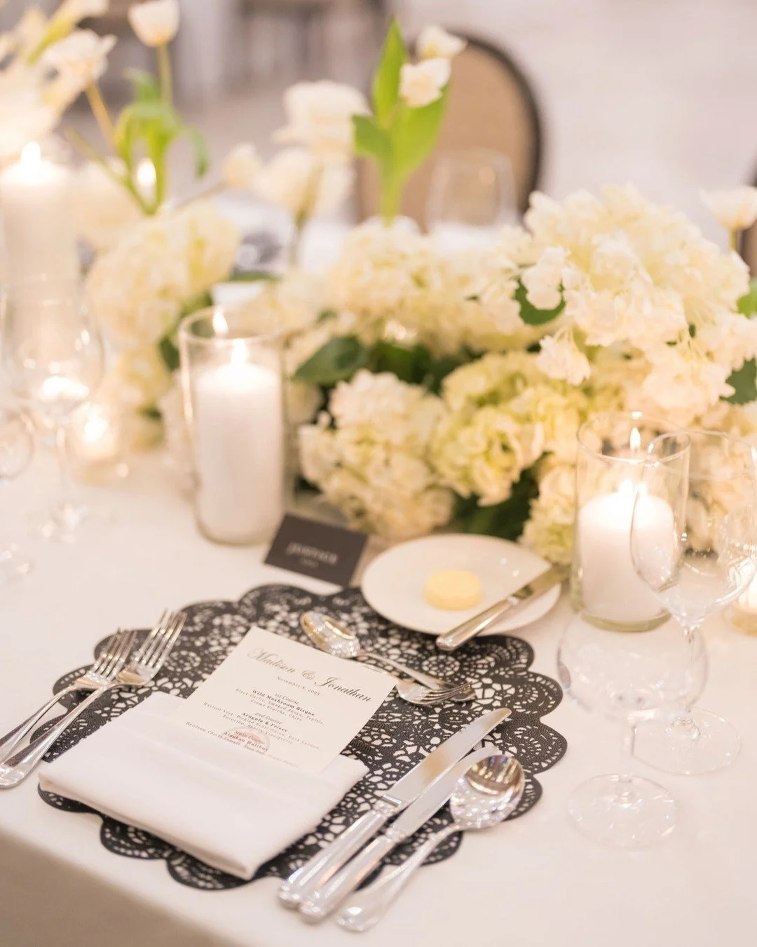 Black, white, and the most delicate touches allllll over the Chicago Athletic Hotel for M+J's day in November 🖤

&bull;
&bull;
&bull;

📸 @cristinagphoto
💒 Saint Clement Catholic Church
🍽️ 🏡 @chicagoathletichotel 
🌃🍽️ @portilloshotdogs
🍰  Cake