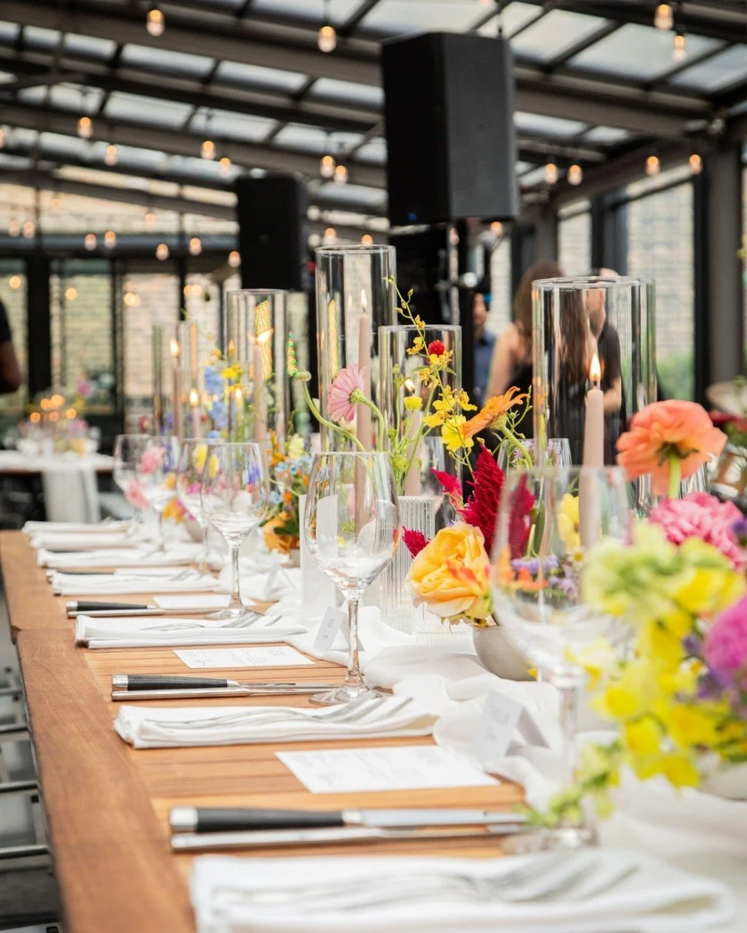 "Spring, don't hang up, is that you?! We've been dreaming of your return for months! Baby, come back!" - us when seeing this incredible color palette 🌸🌼🌺

&bull;
&bull;
&bull;
👰🏻&zwj;♀️ @flan.e
🤵🏻&zwj;♂️ @sdawson23
📸 @belenaquinopho