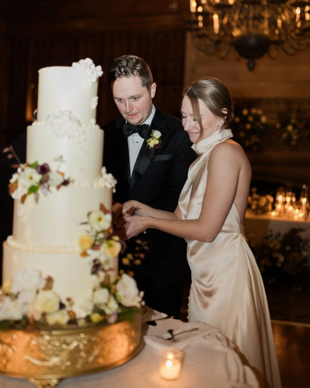 Forever loving a cake moment - especially one as chic as S+G's 🎂🥂

&bull;
&bull;
&bull;
👰🤵 @shirinicole + @georgevojta
📸 @daniellesimone.co
🏡🍽 🍰@universityclubofchicago
📋 @olivefineweddings, Olivia Nicoletti
💐 @bird_and_bumble
 🎶 @elegantm
