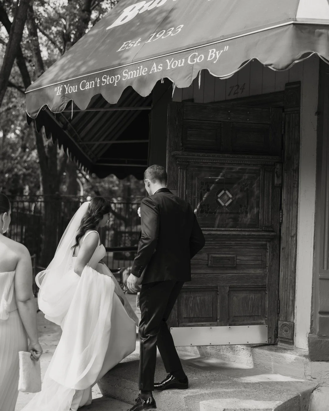 Some love stories start with poetry. This one started with last call. Meg + Kyle brought everyone back to the place where their story first began last summer.
&bull;
&bull;
&bull;
📸 @mikailadusenberryphoto
🏡 @morgansonfulton
💒 @saintclementparish 
