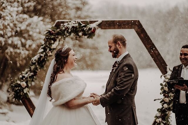Ceremony in the middle of a snow storm? No problem. Canada eh? 🇨🇦 This might just be my favourite ceremony of all time, for SO many reasons. 
For starters, they rock paper scissored mid-ceremony to see who gets to read their vows first. Then, they 