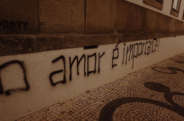 O AMOR &Eacute; IMPORTANTE // LOVE IS IMPORTANT
.
Another photo from the Europe photo vault that holds relevance to our current situation. This was written on a building in Aveiro, Portugal.
.
Right now, love is extremely important. We need to be kin