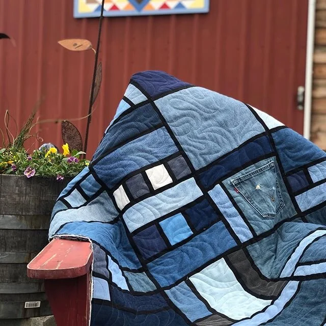 Just finished quilting this awesome quilt for a dear friend. It&rsquo;s all denim with a flannel back so super heavy. Quilted with ease and no thread breaks on my @handiquilter Infinity using @superiorthreads Omni. #sewfabamy #longarmquilting #quilt