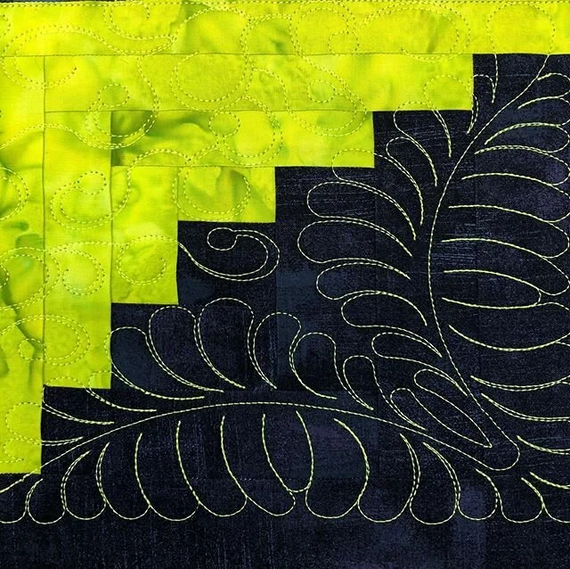 Stitching lime green Magnifico from @superiorthreads onto navy grunge from @modafabrics just makes me giggle 🤭