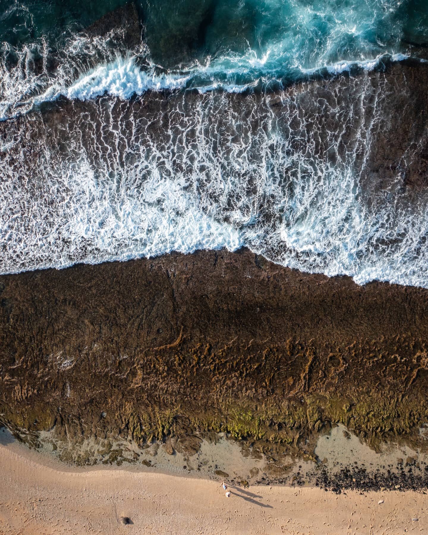 Onlookers.

#maui #hawaii #luckywelivehawaii #ocean #beach #producer #waves #drone #abovetheclouds #dronestagram #droneshots #dronephoto #perspective #hnnsunrise