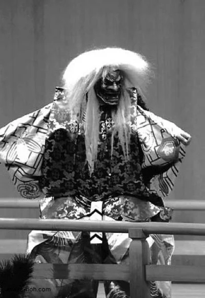 (つづく) 写真: 『卒都婆小町』 粟谷能夫 平成17 年3月撮影:石田 裕 『石橋』 連獅子(親) 粟谷明生 平成21 年10 月撮影:石田 裕