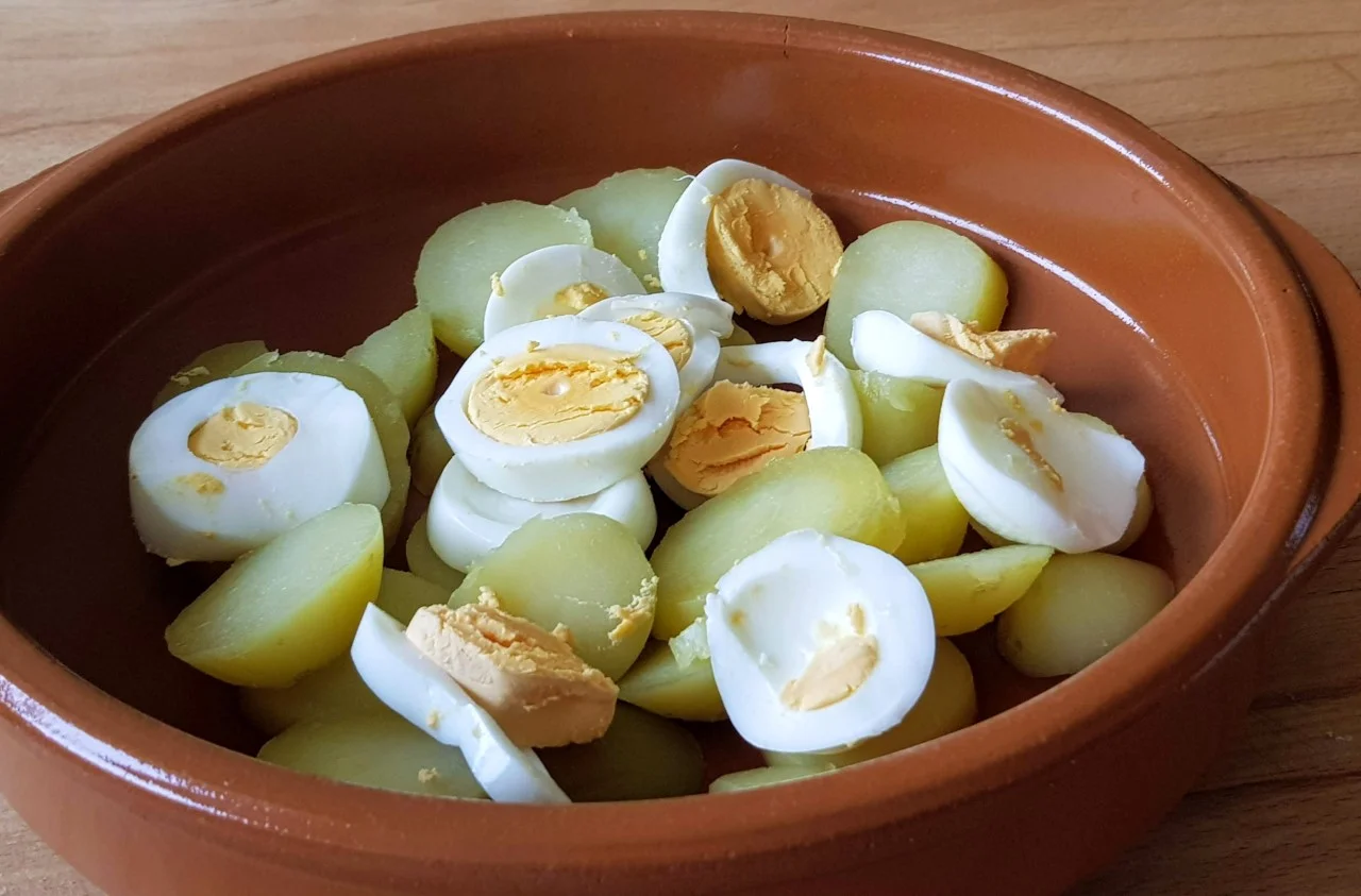 thumbnail_Slicing potato and eggs.jpg