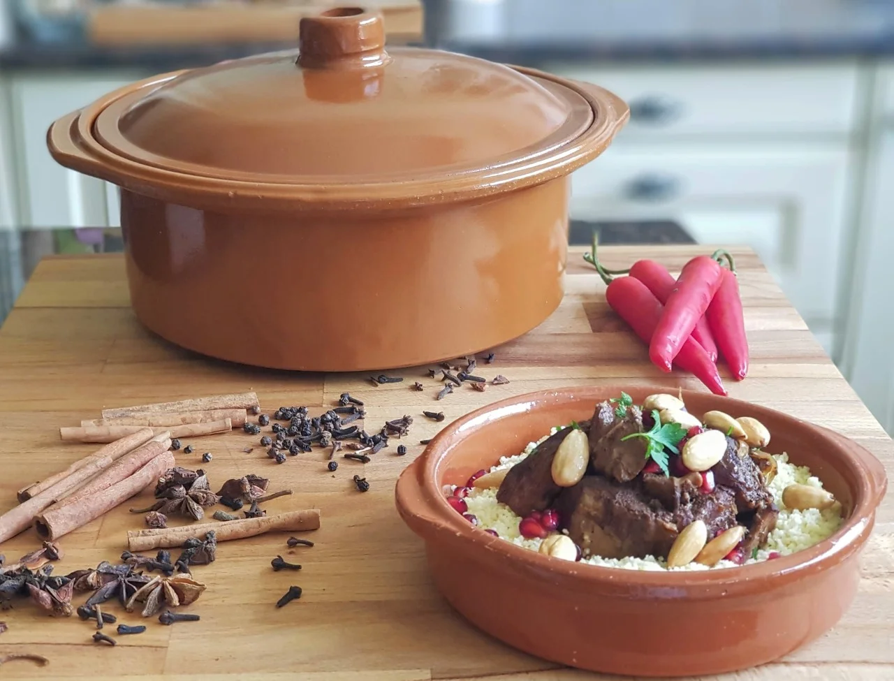 لحم الضان مع التمر بالفخارة