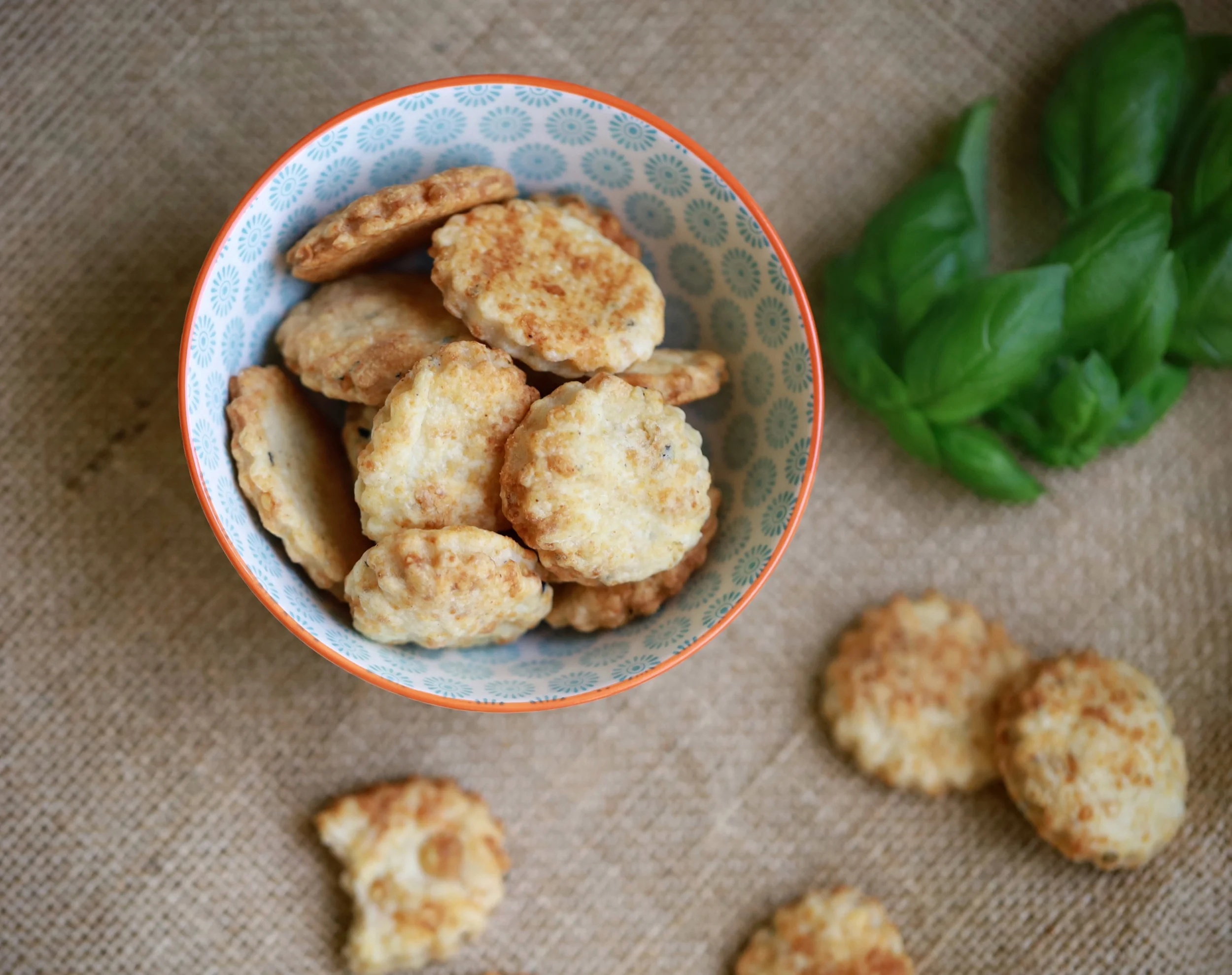 Cheesy puff crackers