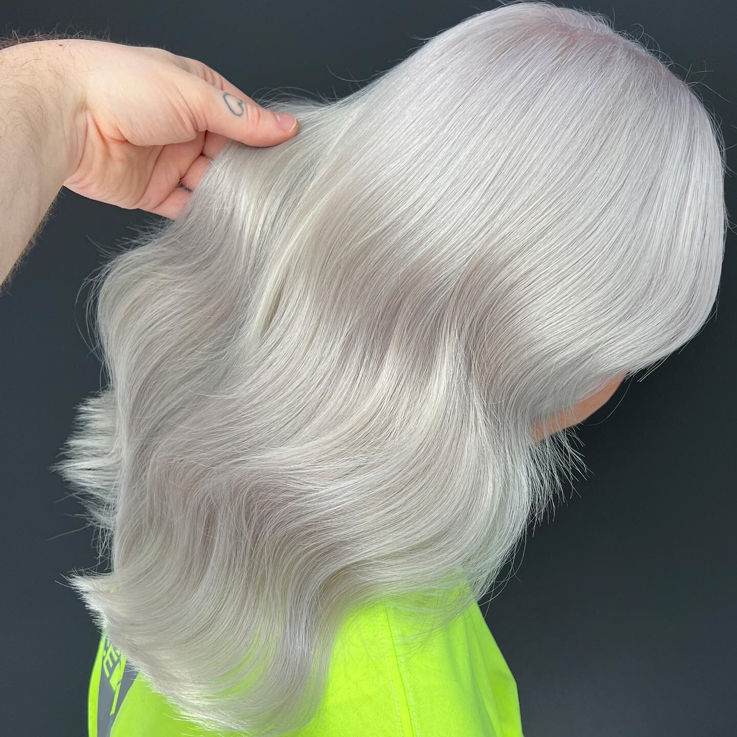 Breaking my social media silence for this bombshell.
I&rsquo;m a sucker for platinum hair.
Swipe to see the toner that almost made Kelly poop her pants.
@blondesolutions we really love you.