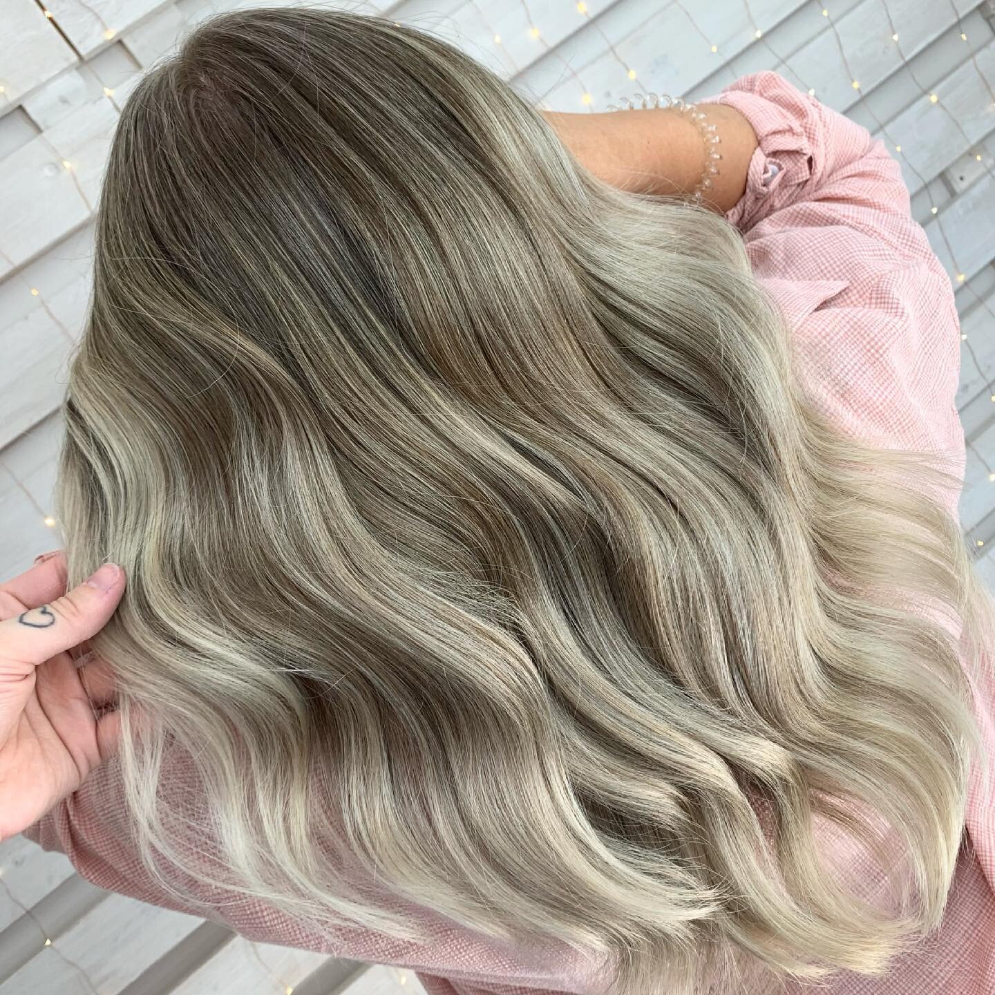 Lived in melty blondes are my by far my favourite hair colours. 
Ribbons of air touch balayage pieces and subtle baby lights are the perfect combo for a beachy coconut blonde 🥥