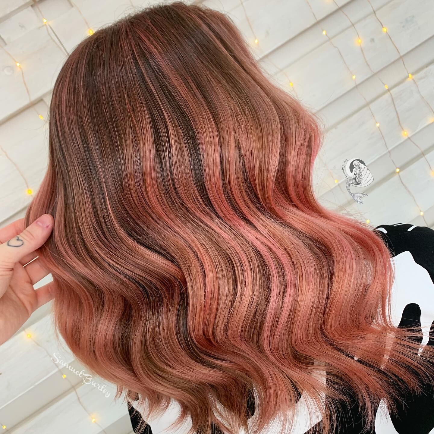 Balayage, but make it blush 🐙 I am living for this colour ✨
A combination of air touch balayage and teased highlights to create bold and melty ribbons.
Olaplex was used in every step of the process from lightening &amp; glossing to blow drying and s