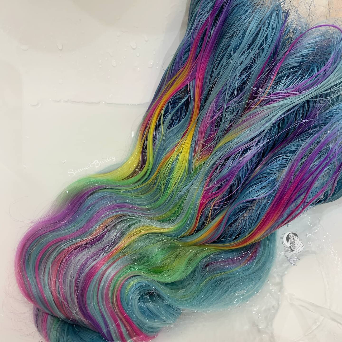 When rinsing a colour looks this good 🌈
Holographic full lace wig. Why? why not.