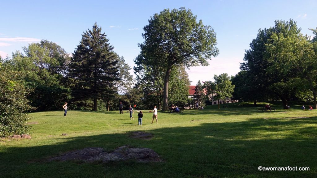 Lovely green spaces, fascinating history and jaw-dropping views: why visit to Parc du Mont-Royal is a must! Quebec | Montréal | Canada | Cityscapes | Best city parks | City guide | Awomanafoot.com