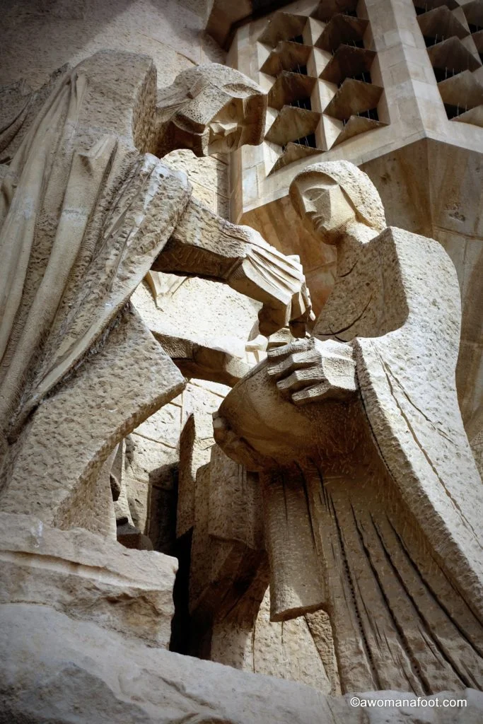 Sagrada Familia: see the gallery of the most unique and stunning church in Europe! Barcelona, Spain | Gaudi | what to see in Barcelona | Best in Barcelona | Is it worth to see Sagrada Familia? | Awomanafoot.com