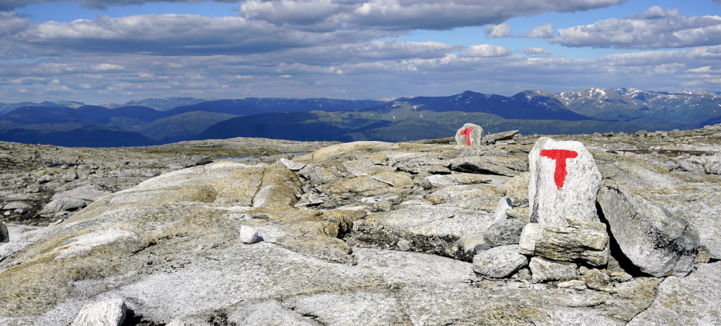 Take a virtual hike through the magnificent mountains of southern Norway. Female solo hiking and camping from Vending to Voss @ AWOMANAFOOT.COM | Hiking destinations in Europe | Trails in Norway | What to do in Bergen | Hiking destinations for women | Wild camping | #hiking #camping #solo #trekking #backpacking #Bergen #Norway #Voss
