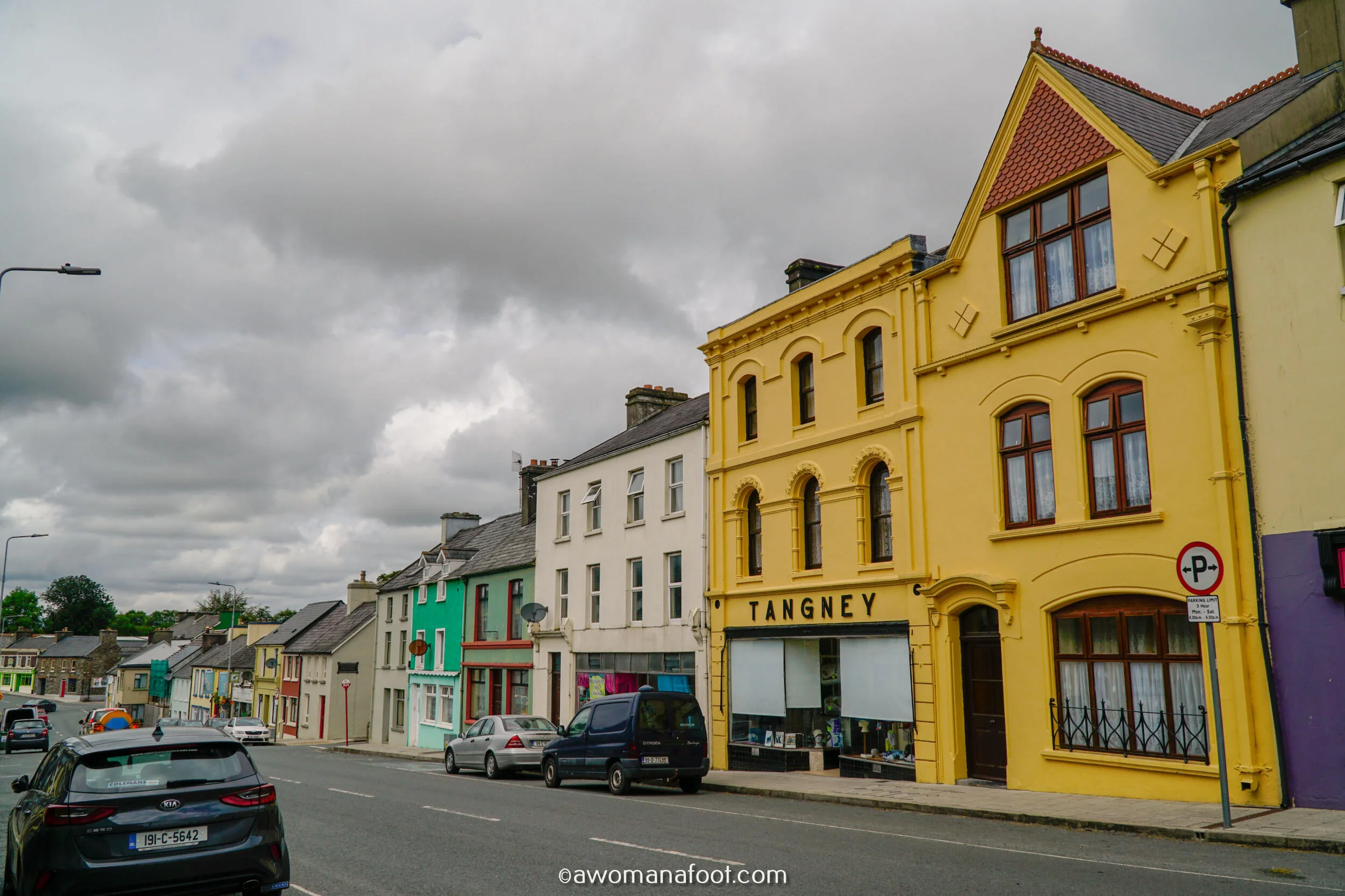 Hiking Solo the beautiful Sli Gaeltacht Mhuscrai trail in Ireland! First part: from Millstreet to Ballyvourney @ awomanafoot.com | Irish Trails | Hiking in Ireland | Active holidays in Ireland | West Cork Trails | Female Solo Hikers | European Trails | #Ireland #Hiking #FemaleSoloTravel #Trails #SliGaeltachtMhuscrai #Cork #HikingSolo