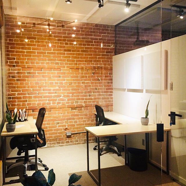 BUREAU FERMÉ disponible dès juin en location mensuelle! Pour plus de détails, visitez www.espacemileend.com. @espacemileend #coworkingspace #mileend #espacepartagé #community #bureau#sallereunion #postalservice #phonebooth #terrasse