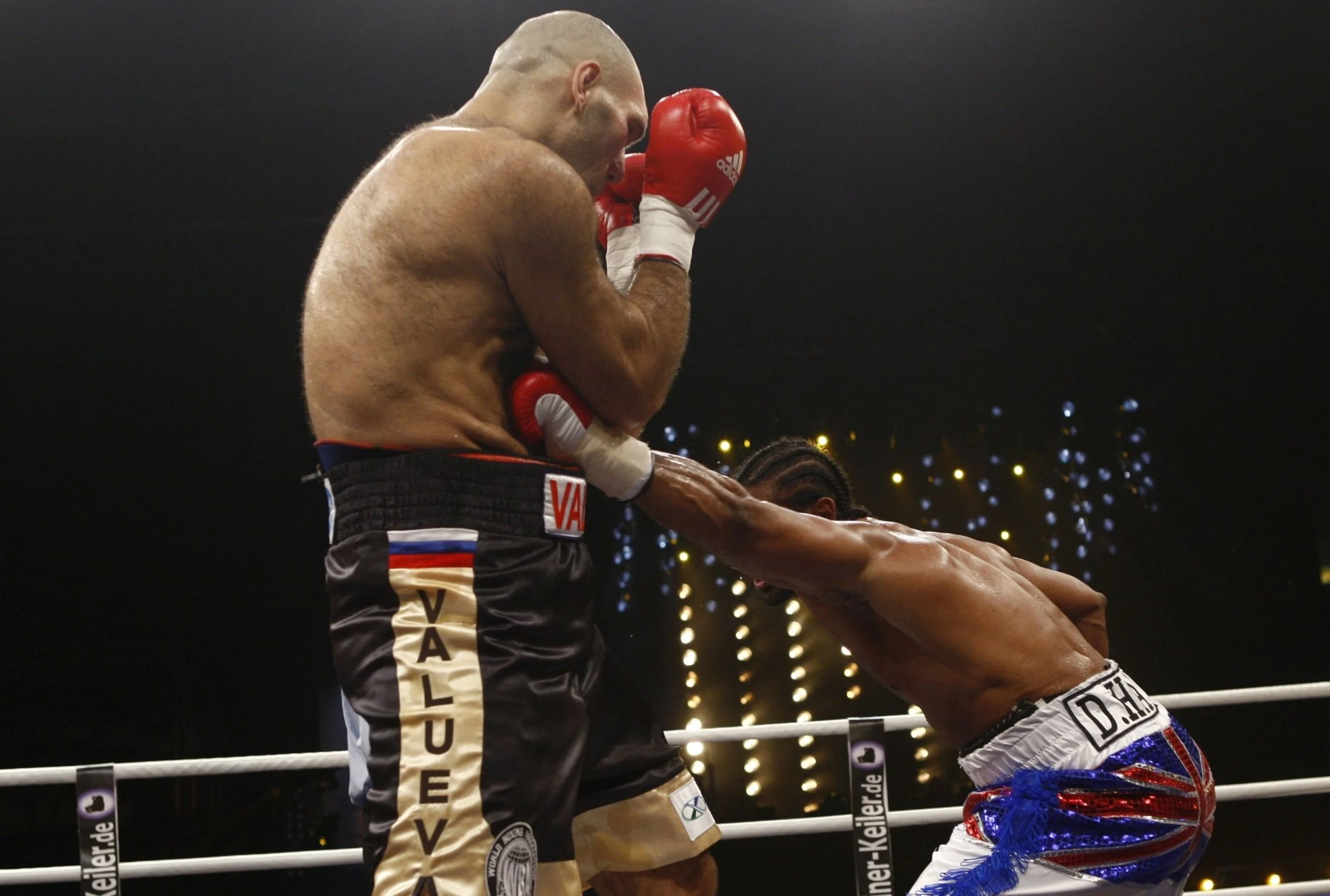 David defeats the 150kg man mountain Nikolay Valuev 
