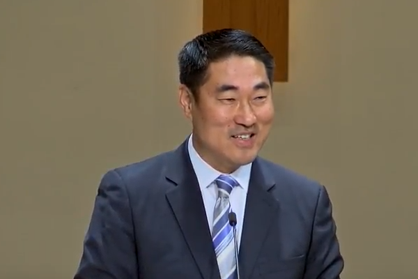 거룩한 신들의 영이 있는 자