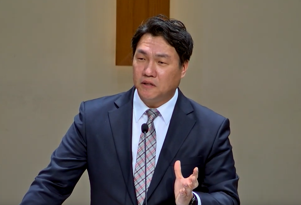 그 어깨로 직접 매었더라