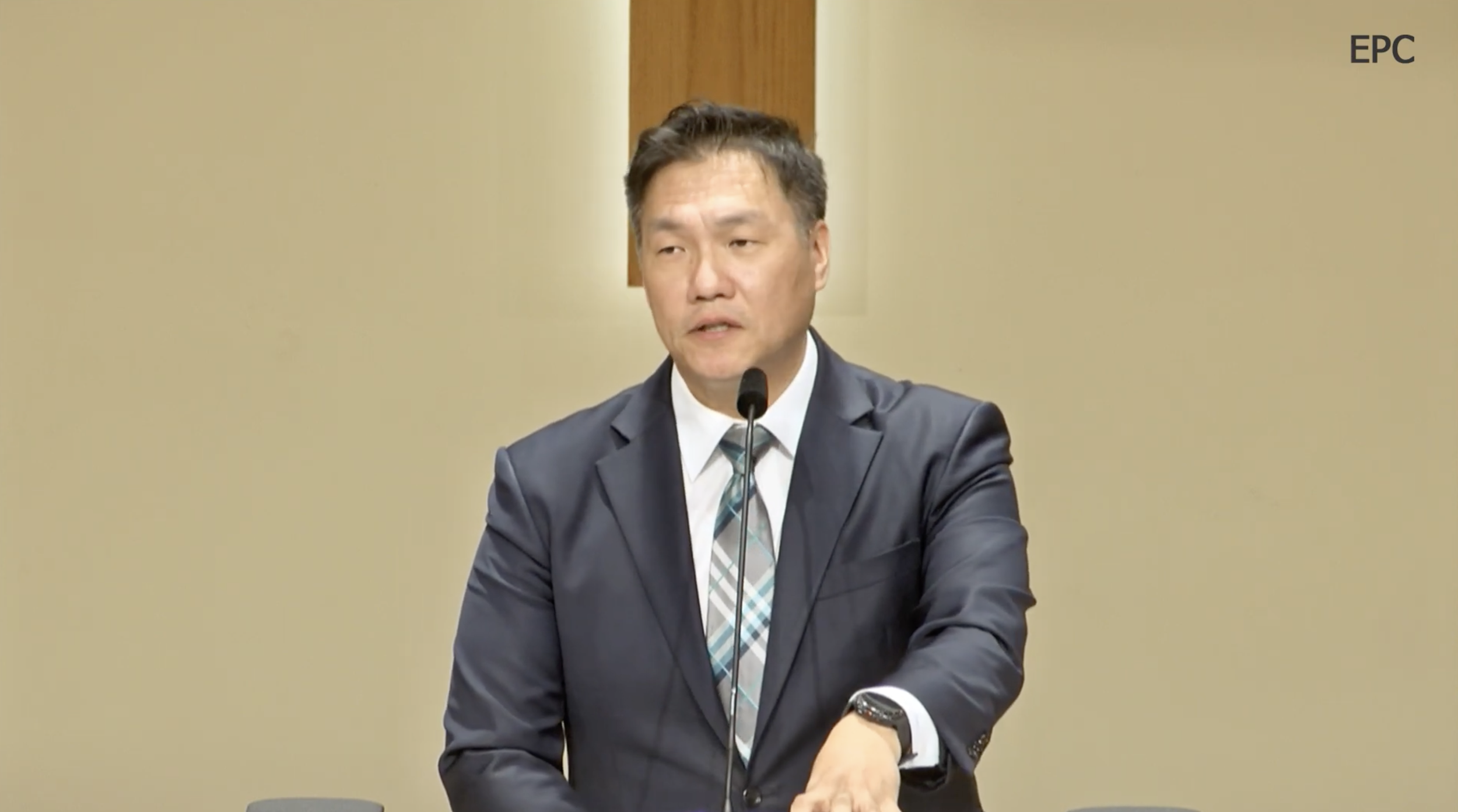  그는 나보다 옳도다