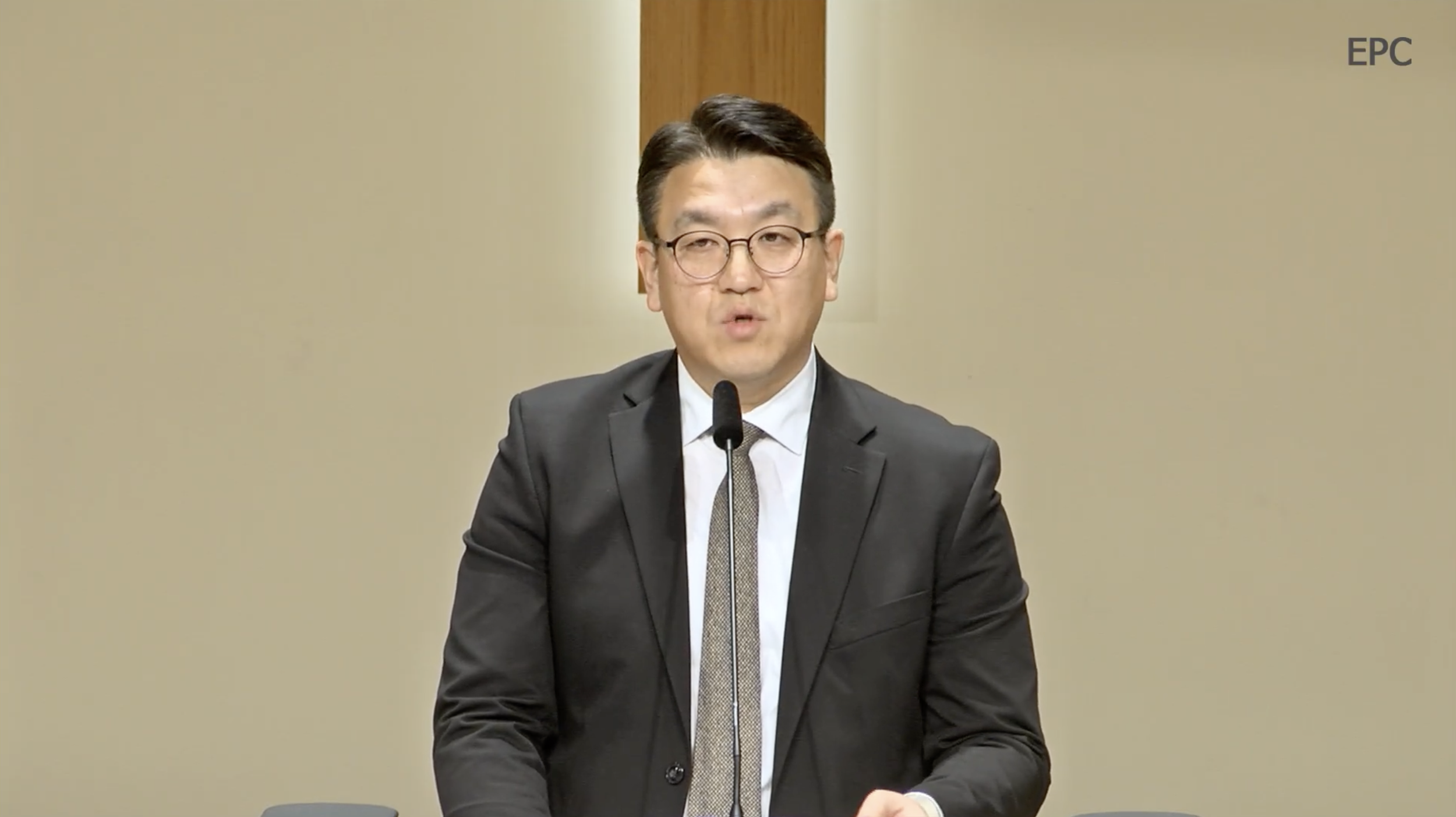 손에 든 무기가 무엇입니까?