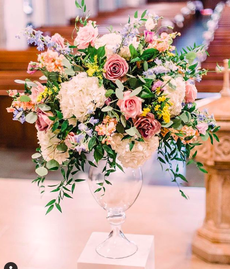 hourglass vase ceremony altar.png