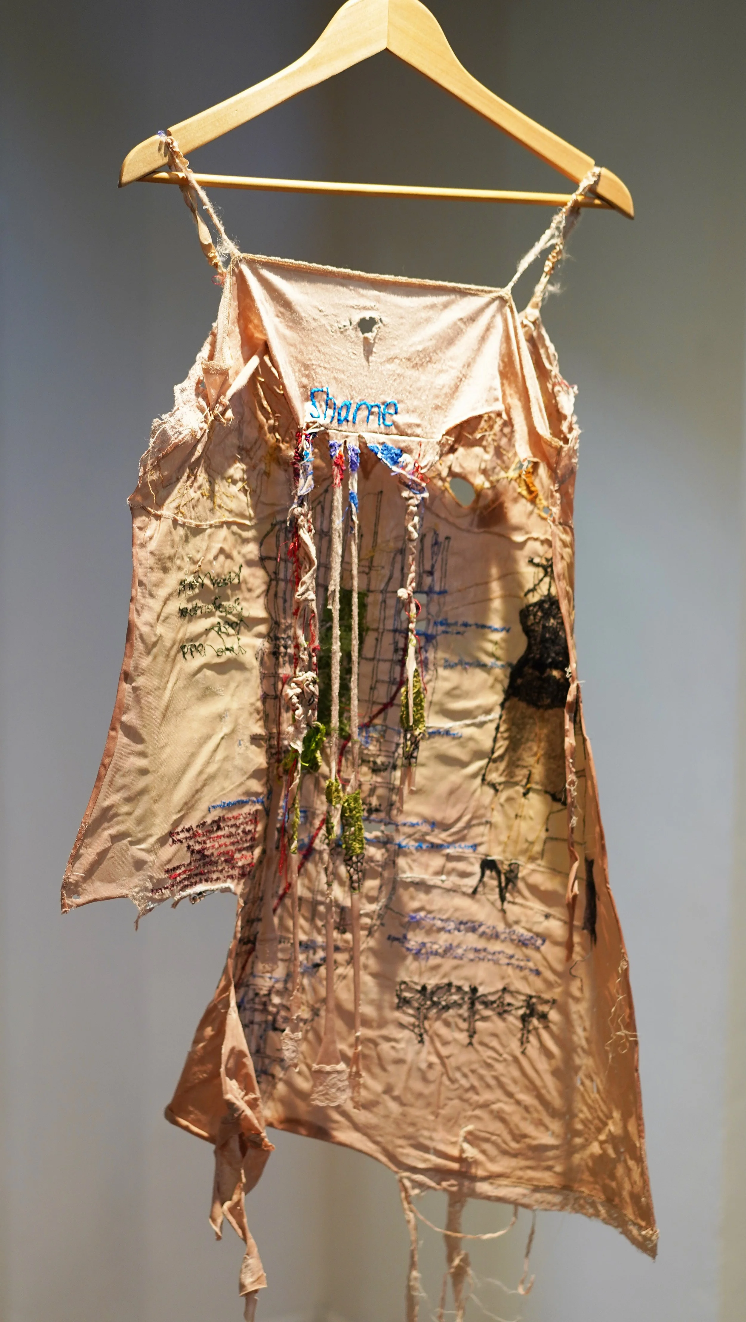 " N ew Y ork , S e pt emb er 1 9 9 8-F eb ruar y 1 9 9 9" [BACK]
Hand embroidery on deconstructed nylon slip. 36 x 14 x 2 inches.