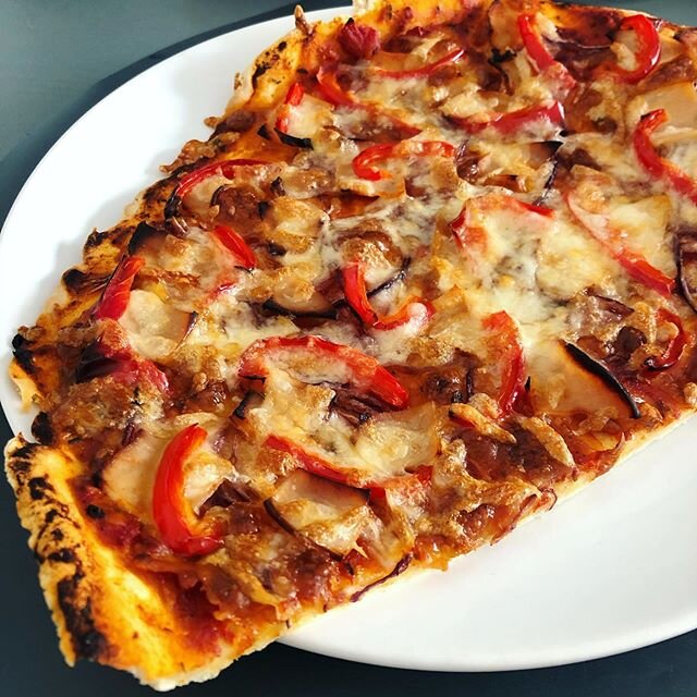 Nasza wczorajsza bezglutenowa pizza z szynką, papryką i mozzarellą 😉😋😍 było smacznie ale p&oacute;ki co  mamy dosyć na kilka tygodni 😅😅😉🙈
Jest tu ktoś, kto NIE LUBI PIZZY?🤔 dajcie znać w komentarzu ❤️ Miłego dnia życzymy 😊 
#pizza #bezgluten