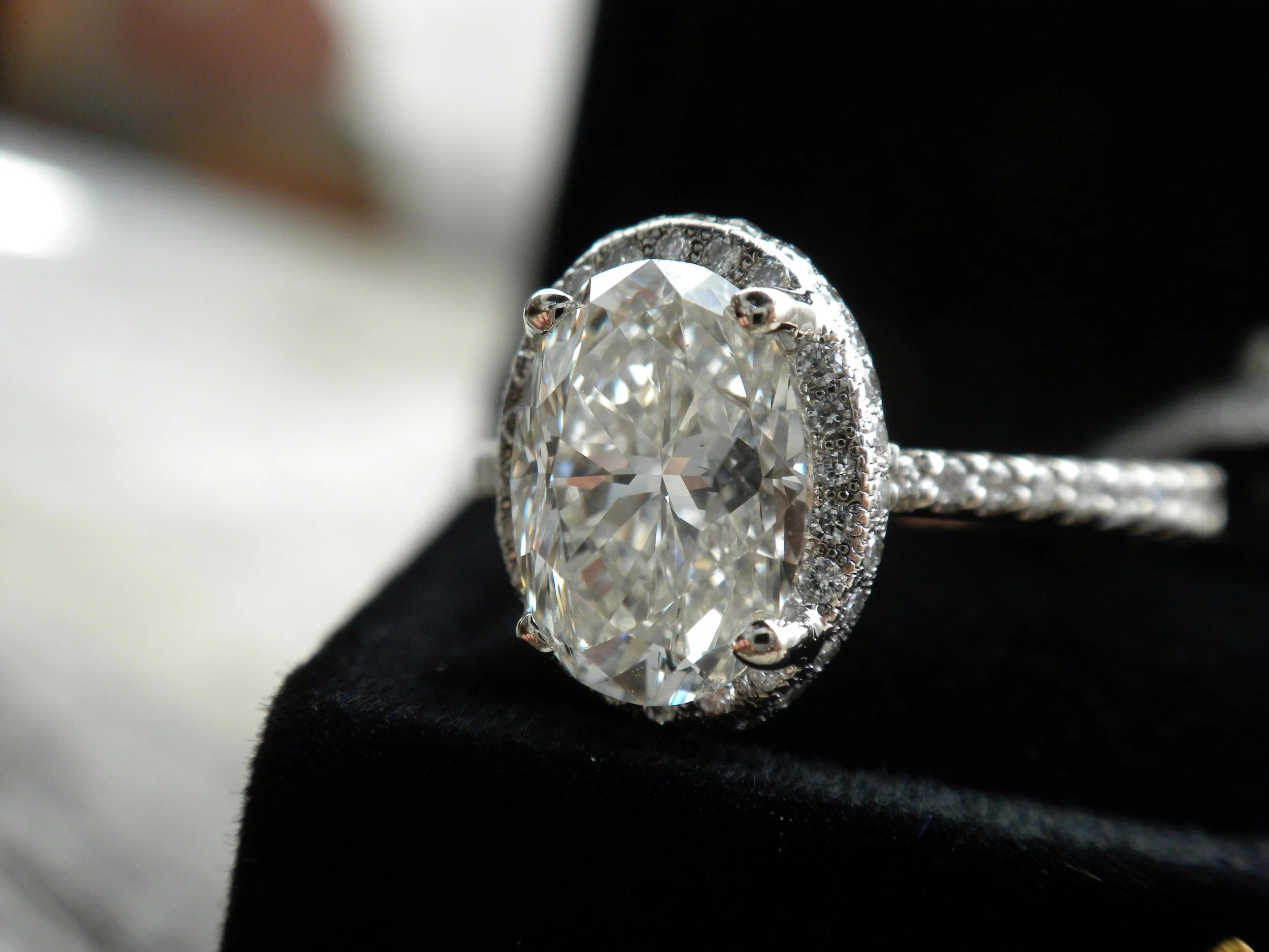 Oval halo