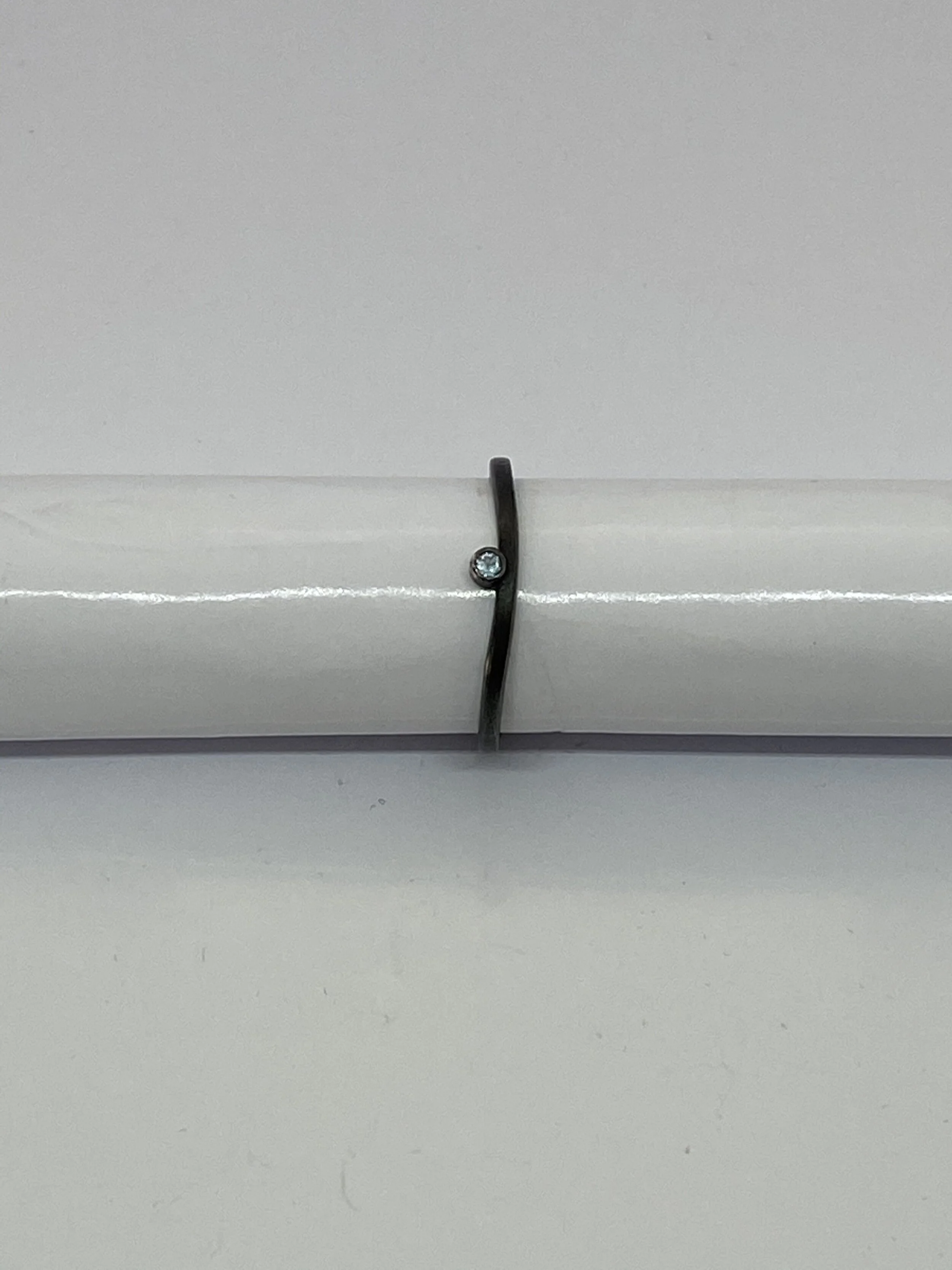 BØLGEN RING med sten i fatning