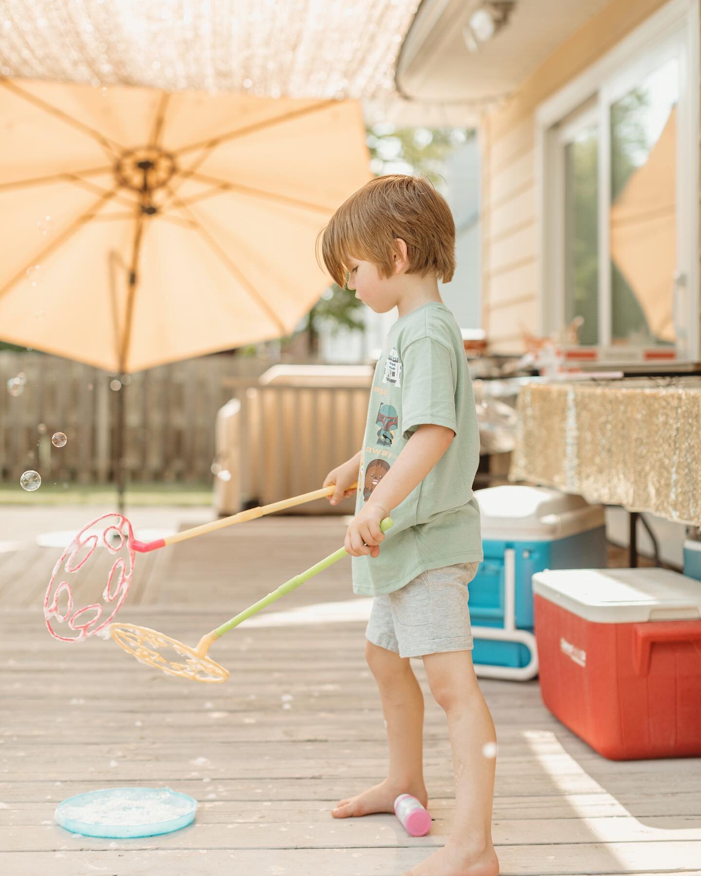 Weekend vibes = bare feet, bubbles, coolers with beverages and sunshine! Sending healthy and happy summer fun your way!! ☀️ 

#philadelphiaphotographer #brandimagery #summerfun #parenting #familyfun #commercialphotography #kids #outdoors #bubbles