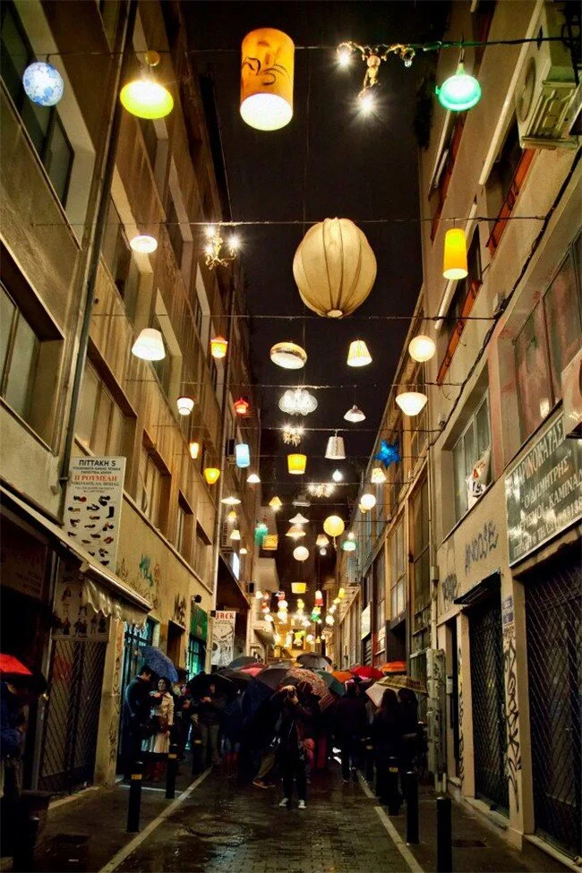 old-lamps-donated-neighbors-become-urban-installation-Athens-more-than-green-02-650x975.jpg