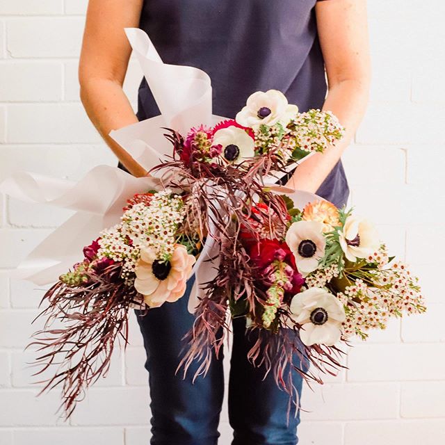 Morning Posy pals!☀️
It&rsquo;s hump day! And we think that is enough of a reason to send some blooms! 👯&zwj;♀️
Hop on to the website to order📱