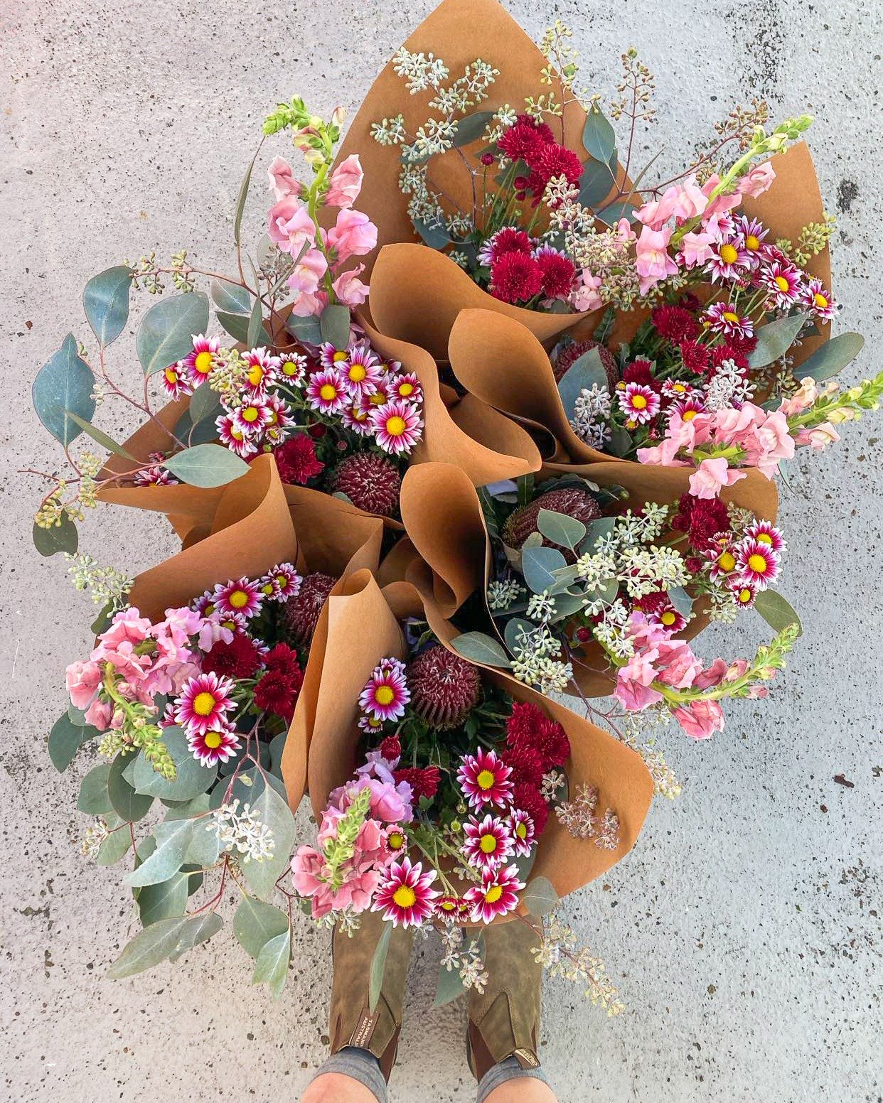 Tag someone who needs to see these Fri-yay fleurs! 😜

#friyayfleurs #newcastleflorist #flowerdeliverynewcastle
#flowerdeliverylakemacquarie #flowerdeliverymaitland