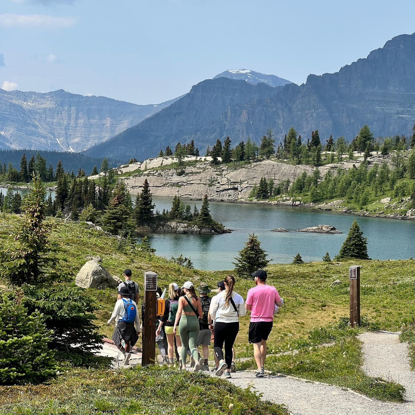 ✈️ Wondering where to travel next? Just go ahead &amp; scooch Banff to the top of your list. After a week in and around the Canadian national park, I&rsquo;m bursting with recs for an amazing trip:

-sunshine meadows hike @sunshinevillage 
-fondue di