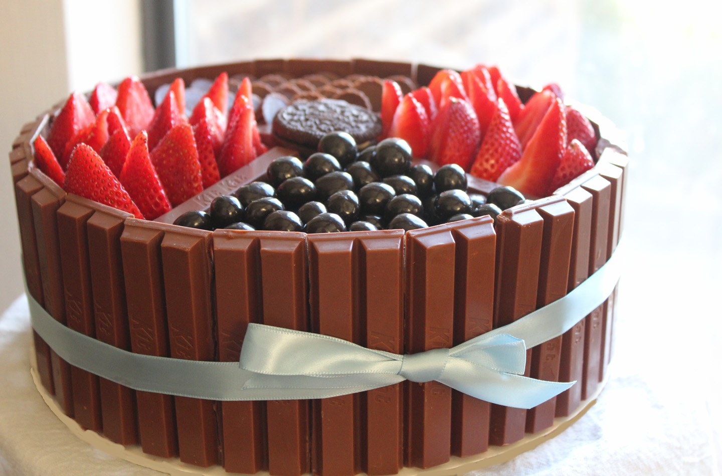 KitKat Chocolate Layer Cake - VeryVera