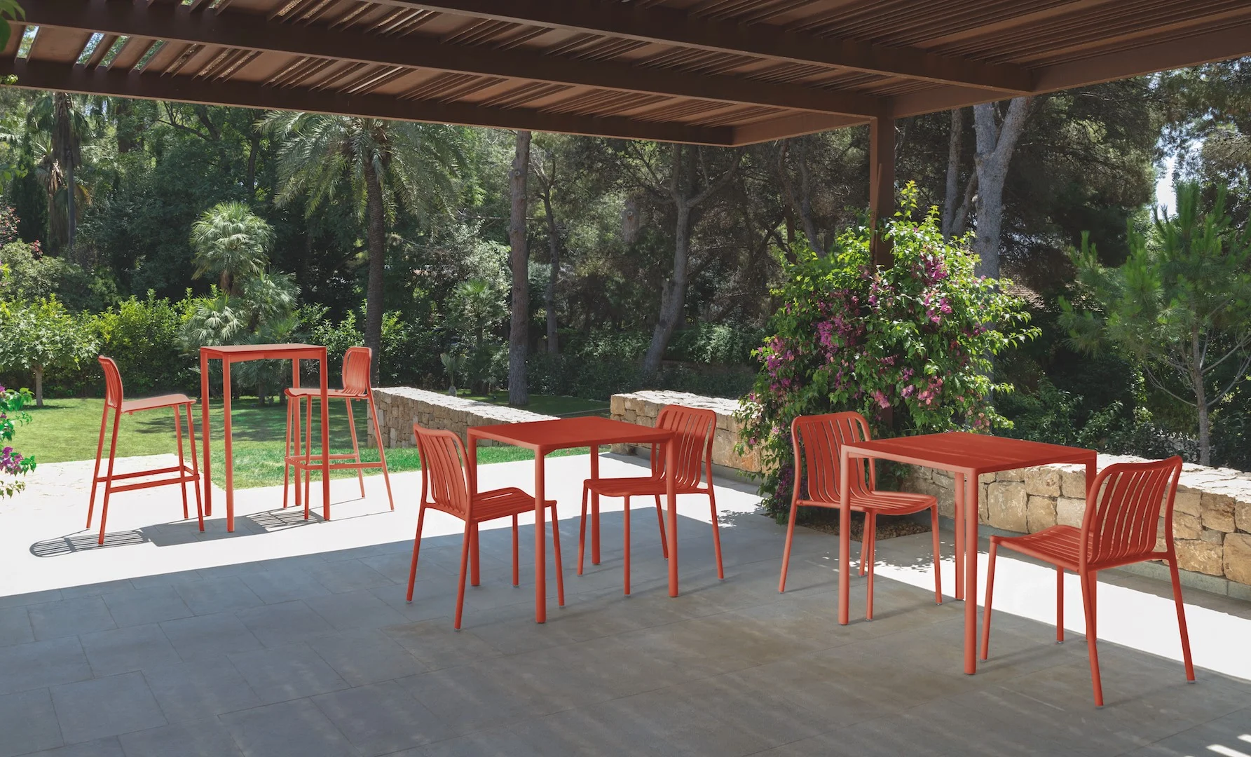 Crea un angolo di relax e benessere nel tuo giardino con la Linea Trocadero di Talenti in Living Coral.
