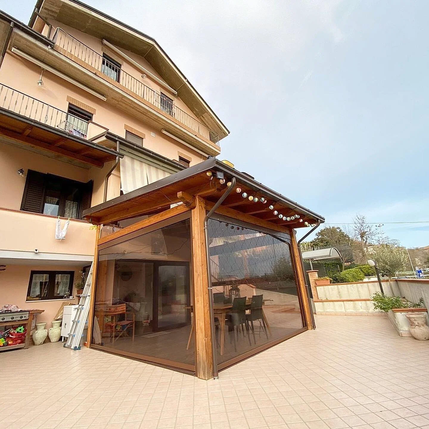 Grazie ancora per la vostra fiducia! 🙂 #ourwork 

Installazione tende a caduta con sistema antivento e antipioggia modello KZIP. 

👉 Tessuto Cristal fum&egrave; (detraibile al 50% in 10 anni) 
👉 Automazioni Somfy Italia
👉 Resistenza al vento CLAS