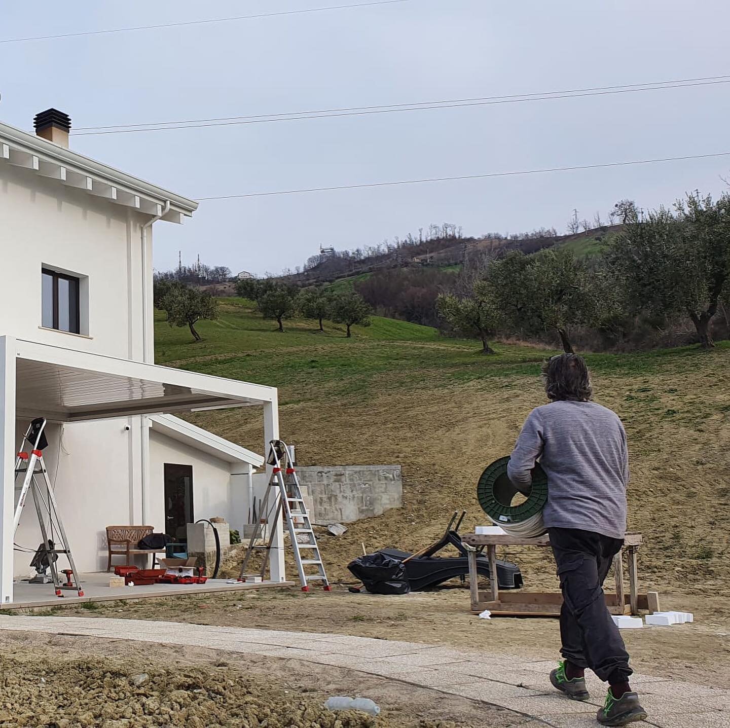 ✨ Bellissima nuova realizzazione a Teramo in questa villa di recente costruzione. 

Il committente cercava una soluzione esteticamente e tecnologicamente avanzata per filtrare i raggi solari, proteggere dalla pioggia e successivamente da poter chiude